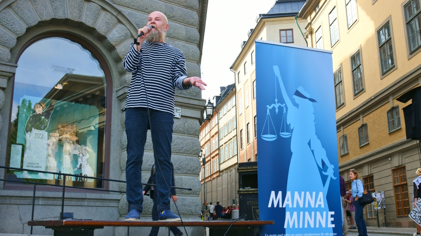 Debattören och medgrundaren till Mannaminne, Alexander Bard, talar vid en manifestation på Mynttorget i Stockholm tidigare i år. Foto: Roger Sahlström