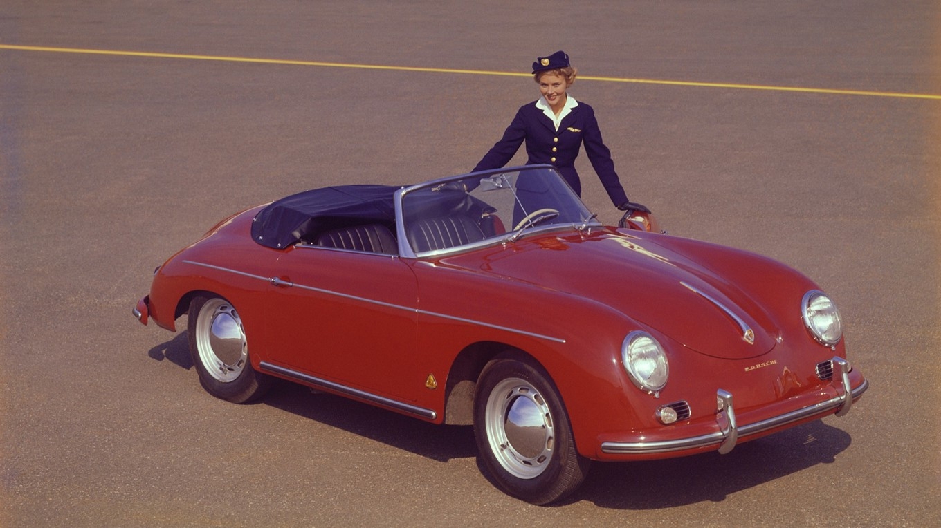 ”Bilen är min – och flickan också.”
Det är Per Anders Ygberg, legendarisk Porsche-säljare i Stockholm, som i en intervju med Porsche Newsroom yttrar orden när han tittar på denna bild som föreställer hans fru Karin och parets Porsche i reklamsammanhang för det tyska bilföretaget. Foto: Porsche Musuem