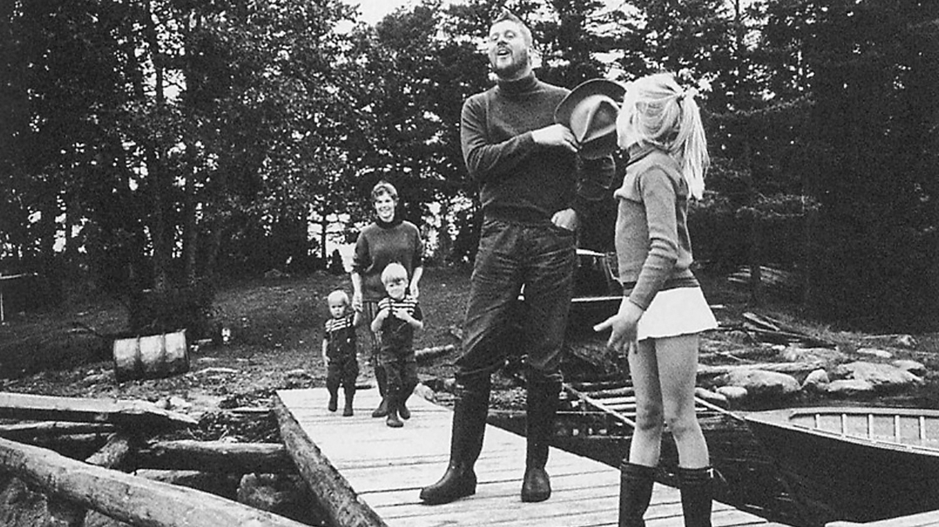 Ett helt liv kan utspela sig i någon annans sinnesstämning. Märta Tikkanen – i bakgrunden – och hennes familj. Foto: Public Domain