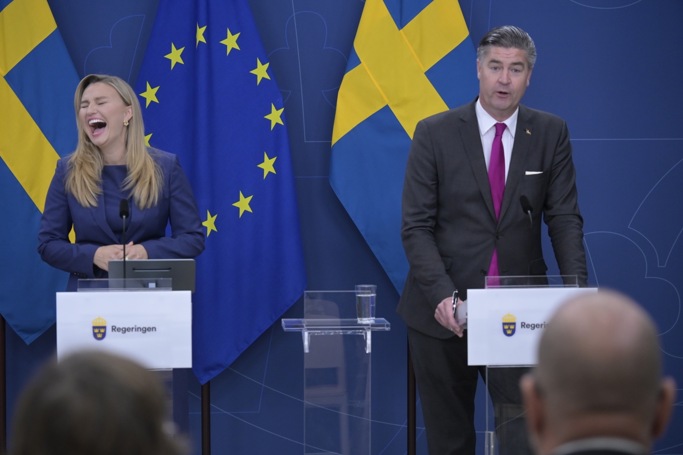 Ebba Busch (KD), energi- och näringsminister, har roligt på podiet tillsammans med Oscar Sjöstedt (SD), ekonomisk-politisk talesperson. Foto: Roger Sahlström.