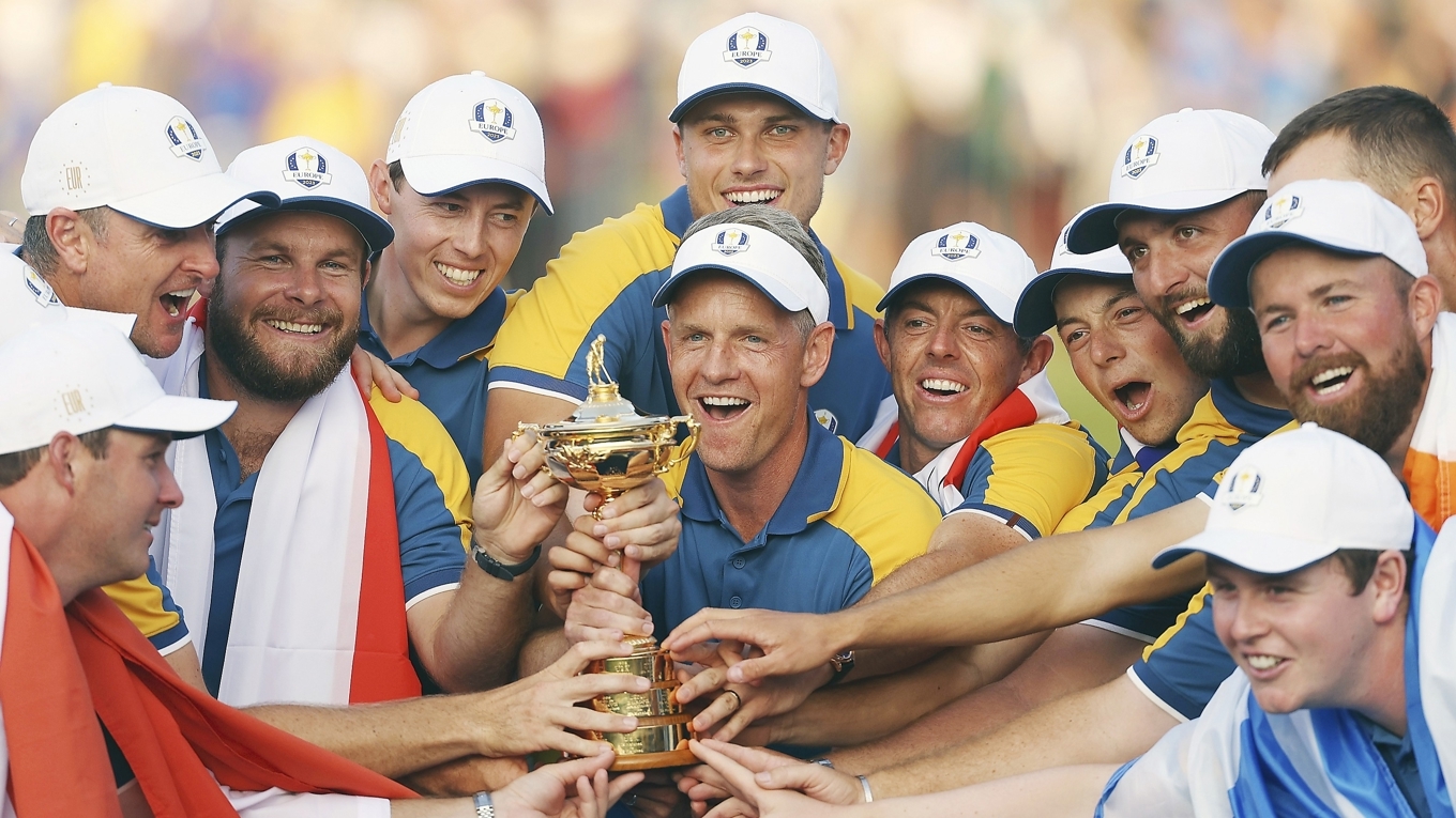Europas spelare, med bland andra Ludvig Åberg, med Ryder Cup-pokalen efter segern i singelmatcherna i Ryder Cup 2023 i Rom. Foto: Patrick Smith/Getty Images