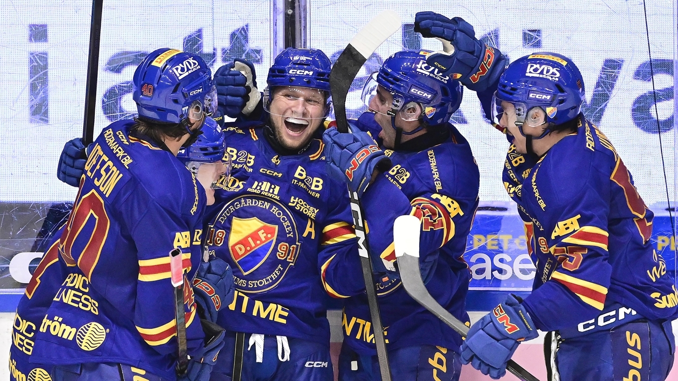 Jesper Pettersson gör 4–2 i premiäromgången mot Skellefteå. Till slut blev det seger med 5–4 för Stockholmsklubben som återvänt till SHL. Foto: Jonas Ekströmer/TT