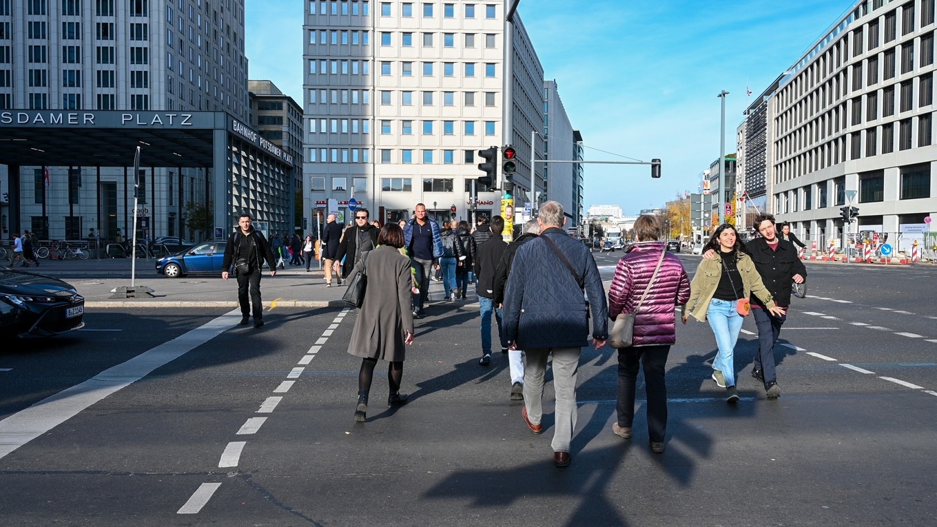 Antalet personer utanför EU som fick uppehållstillstånd i unionen minskade något förra året. På bilden ser man fotgängare på Potsdamer Platz i tyska huvudstaden Berlin. Foto: Ajdin Kamber/Shutterstock