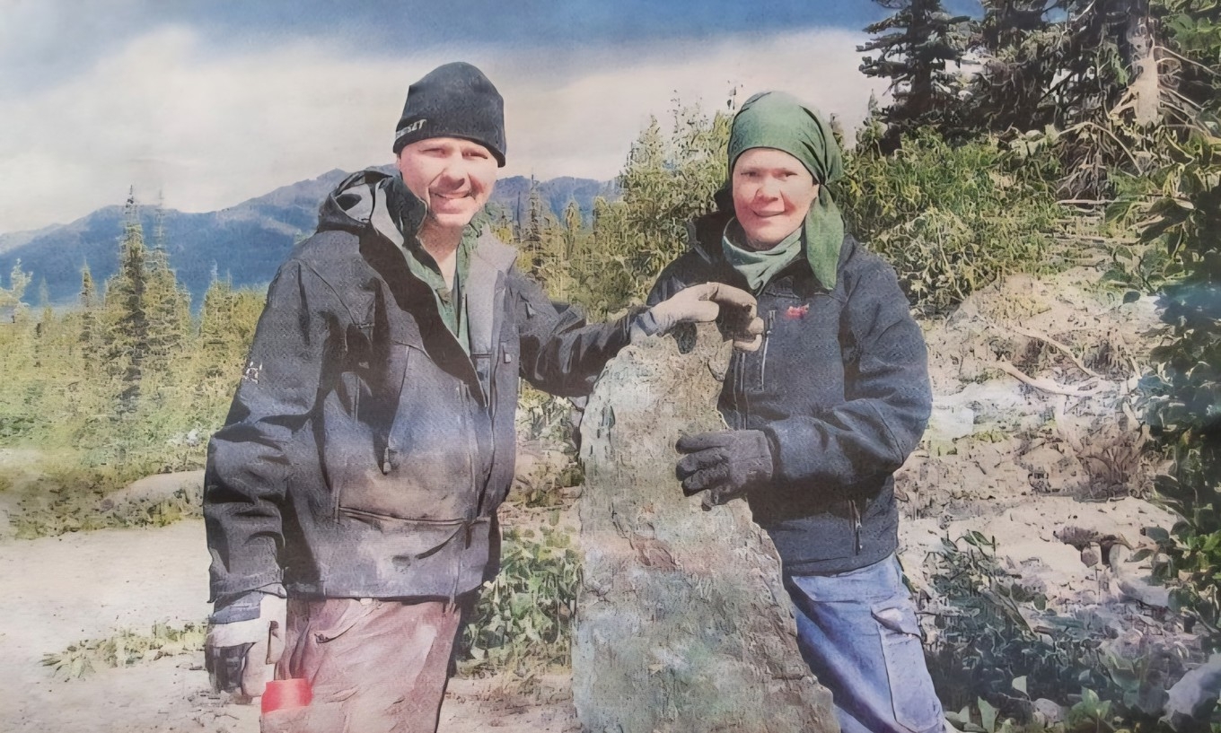 Jan Sjöström och Marita Ahlqvist vid Ogden jade mine, Kanada. Stenen är nefrit-jade, som är tuff att jobba med, men ger tåliga smycken och figuriner. Foto: Privat