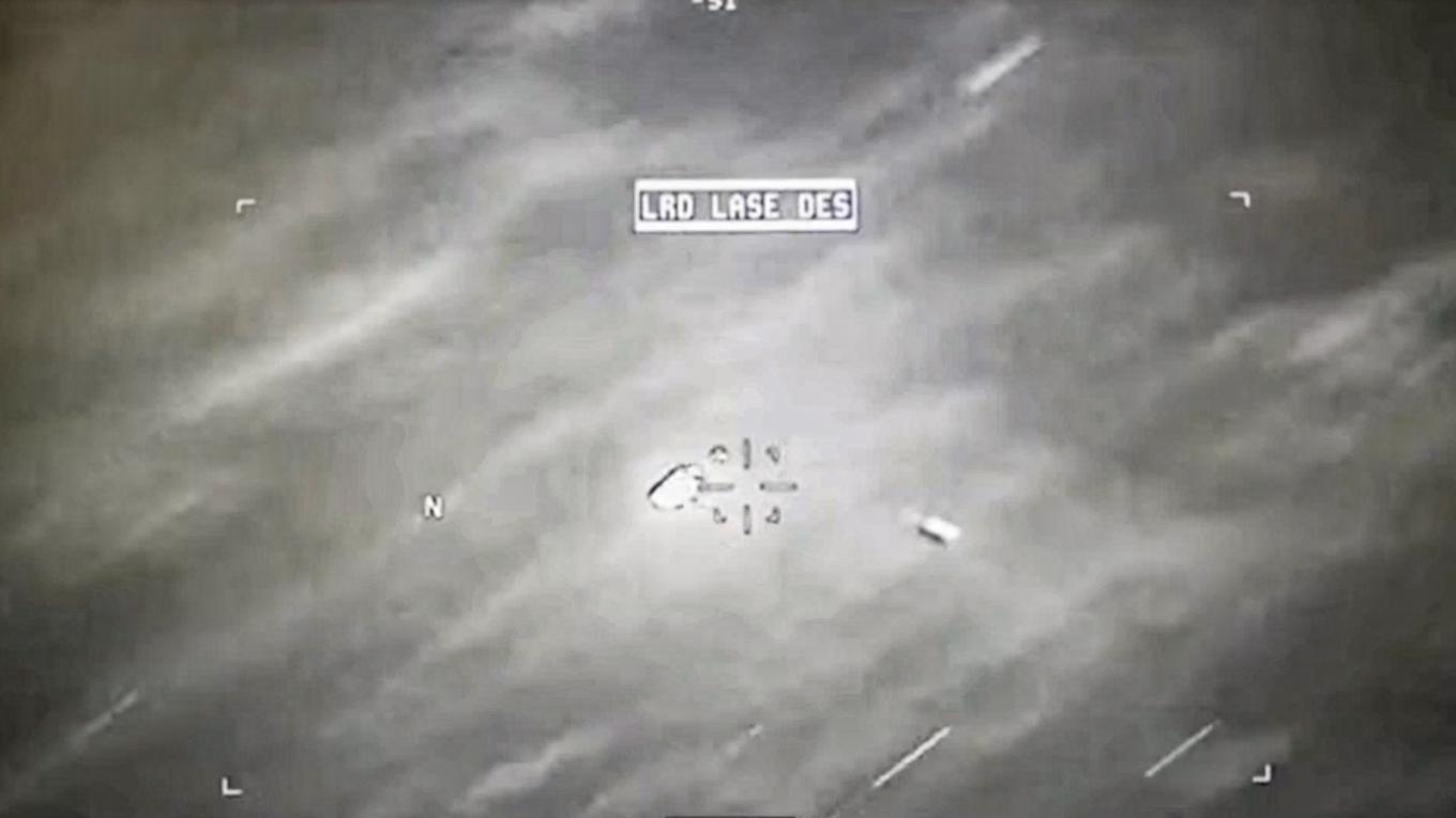 På den video som presenterades för kongressen syns ett oidentifierat föremål, en UAP, klara en direktträff från en pansarvärnsmissil. Objektet till vänster är UAP:n, som just träffats. Föremålet till höger är missilen, som fortsätter, odetonerad. Foto: Skärmbild från kongressens video