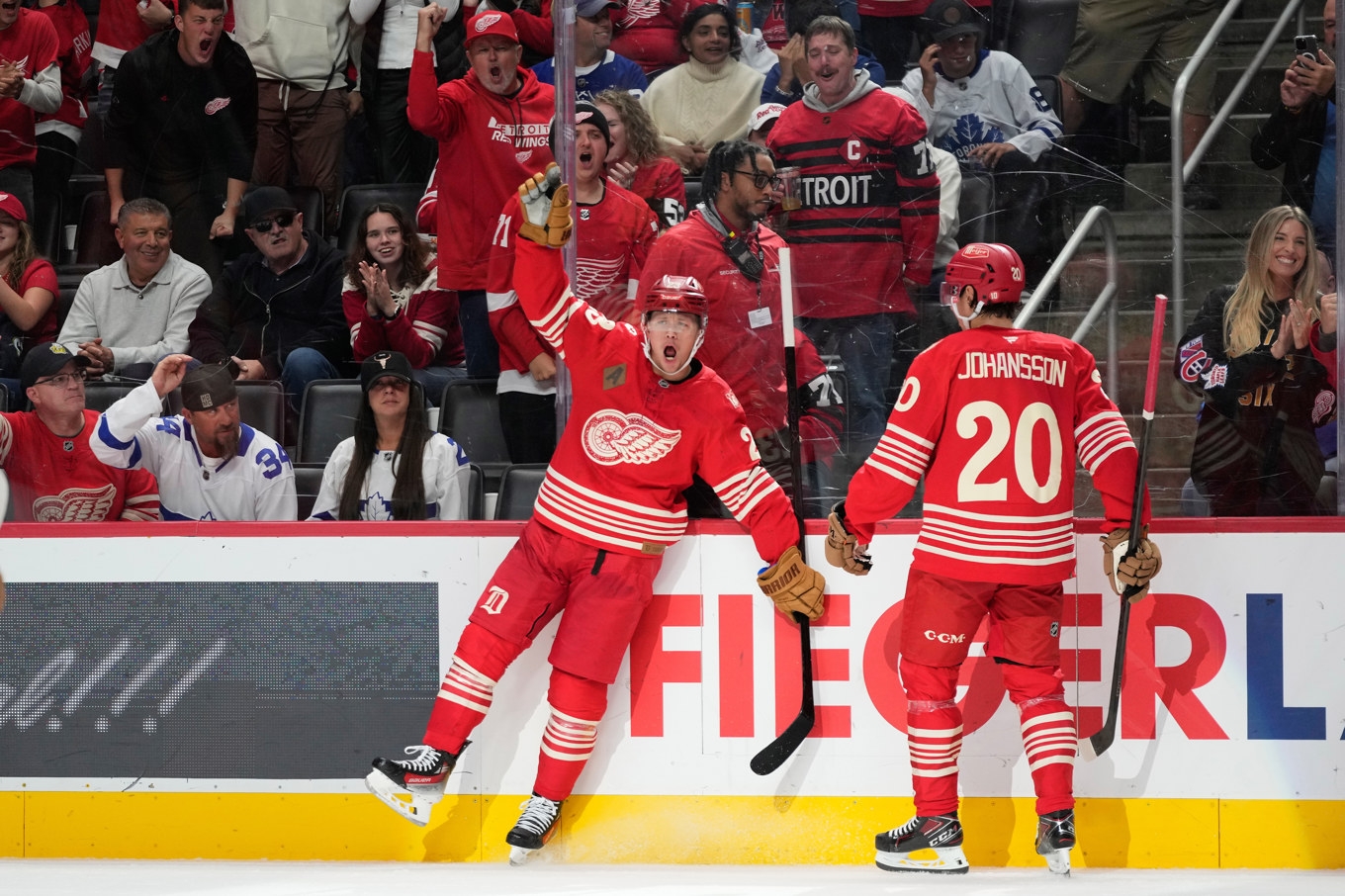 Lucas Raymond, vänster, jublar efter ett av sina mål i 6–3-segern hemma mot Toronto i NHL. Foto: Ryan Sun/AP/TT