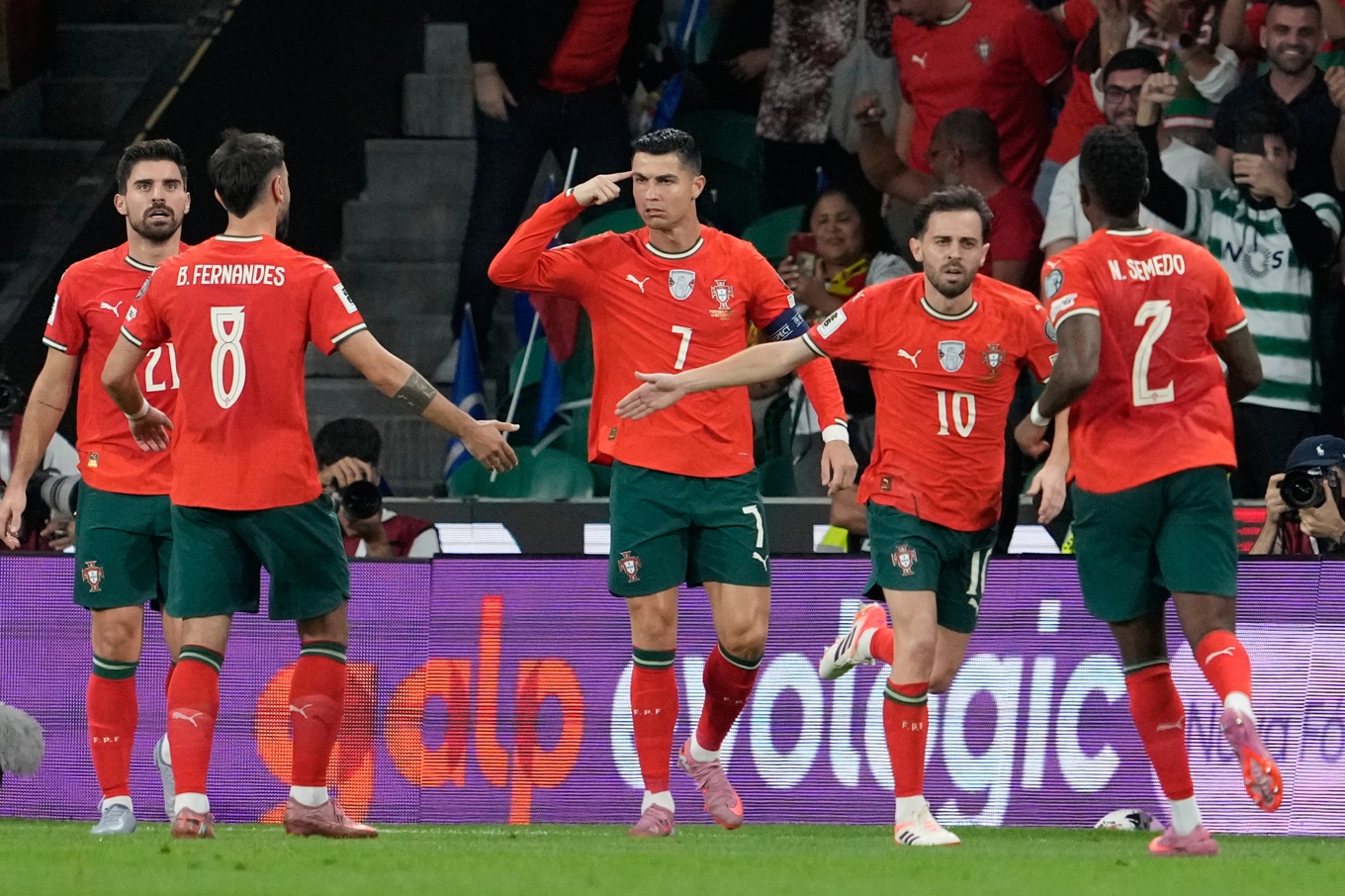 Superstjärnan Cristiano Ronaldo stod för två mål mot Ungern och blev historisk. Foto: Armando Franca/AP/TT