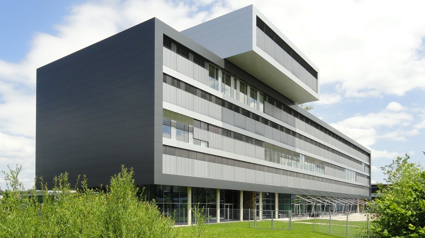 Minimalistisk arkitektur: Dachsers huvudkontor i Kempten. Foto: Alofok