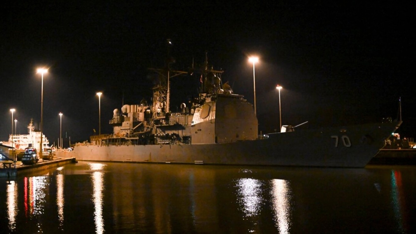 Det amerikanska krigsfartyget USS Lake Erie passerar Pedro Miguel-slussarna i Panamakanalen mitt under en amerikansk marininsats nära Venezuelas kust i Panama City den 29 augusti. Foto: Martin Bernetti/AFP/Getty Images