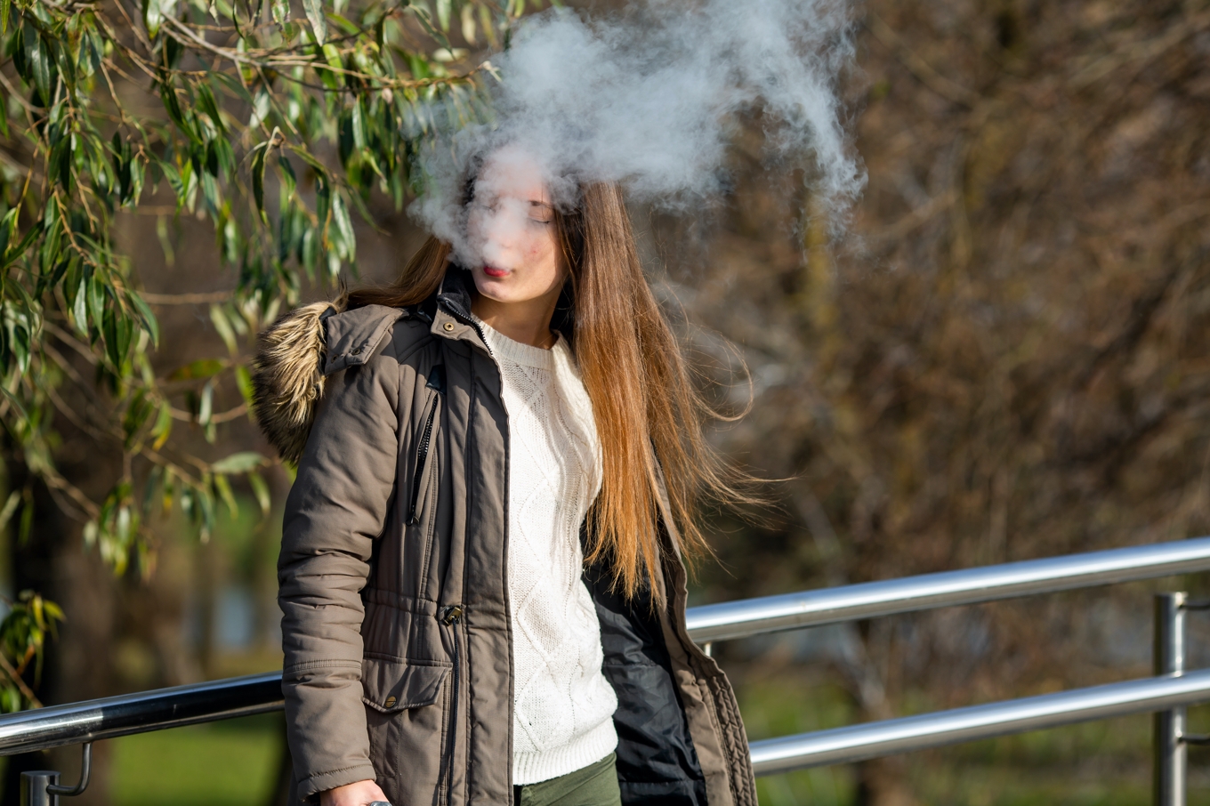 Vejpning har ökat kraftigt bland unga kvinnor sedan 2020. Kritiker menar att söta smaker, som godis och frukt, särskilt lockar yngre och kan leda till nikotinberoende.
Foto: Alexandr Yu/Shutterstock