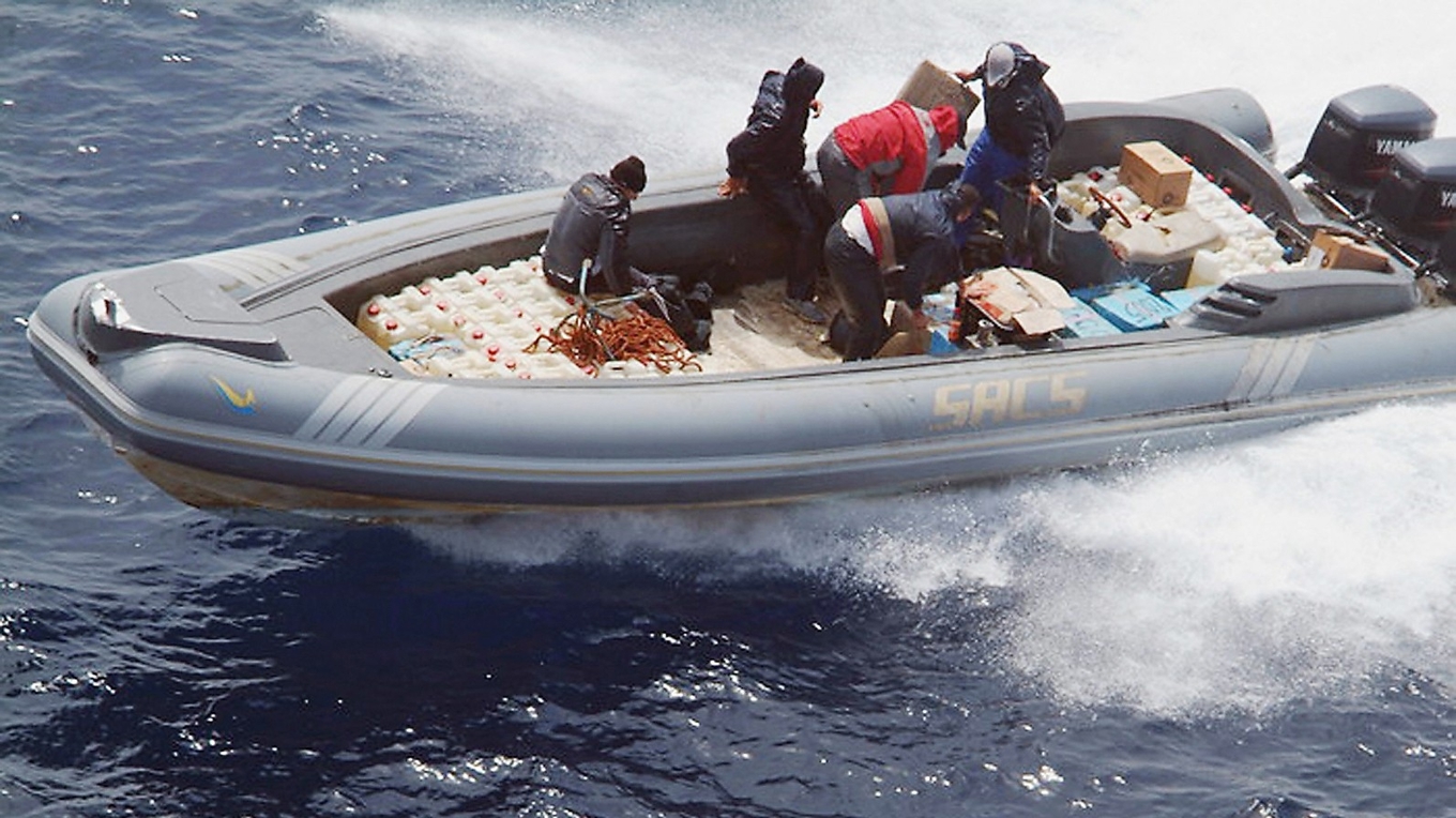 En snabb motorbåt fylld med droger försöker fly från myndigheterna, men blir bordad kort efter att fotot togs. Foto: Marine Nationale/AFP via Getty Images