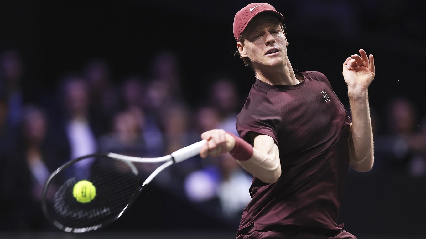 Jannik Sinner är tillsammans med Carlos Alcaraz favorit till att vinna ATP-slutspelet i Turin. Italienaren Sinner har en stor fördel av att det är på hemmaplan medan spanjorens form är lite osäker efter att han förlorade i Paris nyligen. Foto: Julian Finney/Getty Images