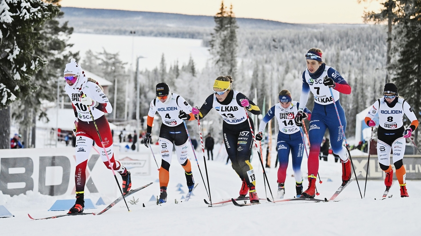 De svenska åkarna är redo för premiären av världscupen i finska Ruka. Emma Ribom, med nr 10 på bilden, har tidigare triumferat två gånger i Ruka. Foto: Ulf Palm/TT