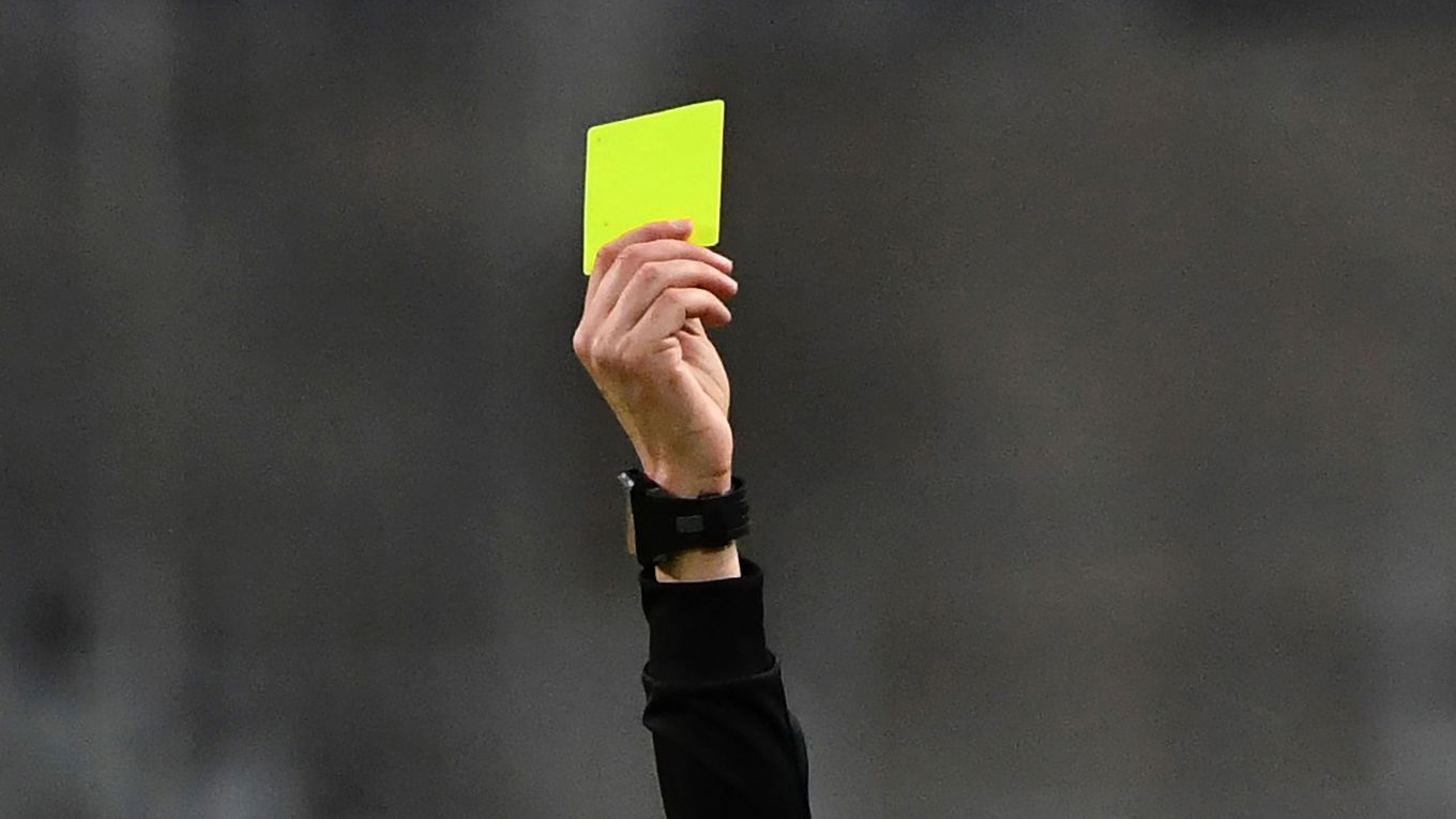 Fotbollsdomarna har blivit allt mer utsatta. Att dela ut ett gult kort kan ibland räcka för att en tidigare lugn match ska sluta i kaos. Foto: Fredrik Sandberg/TT