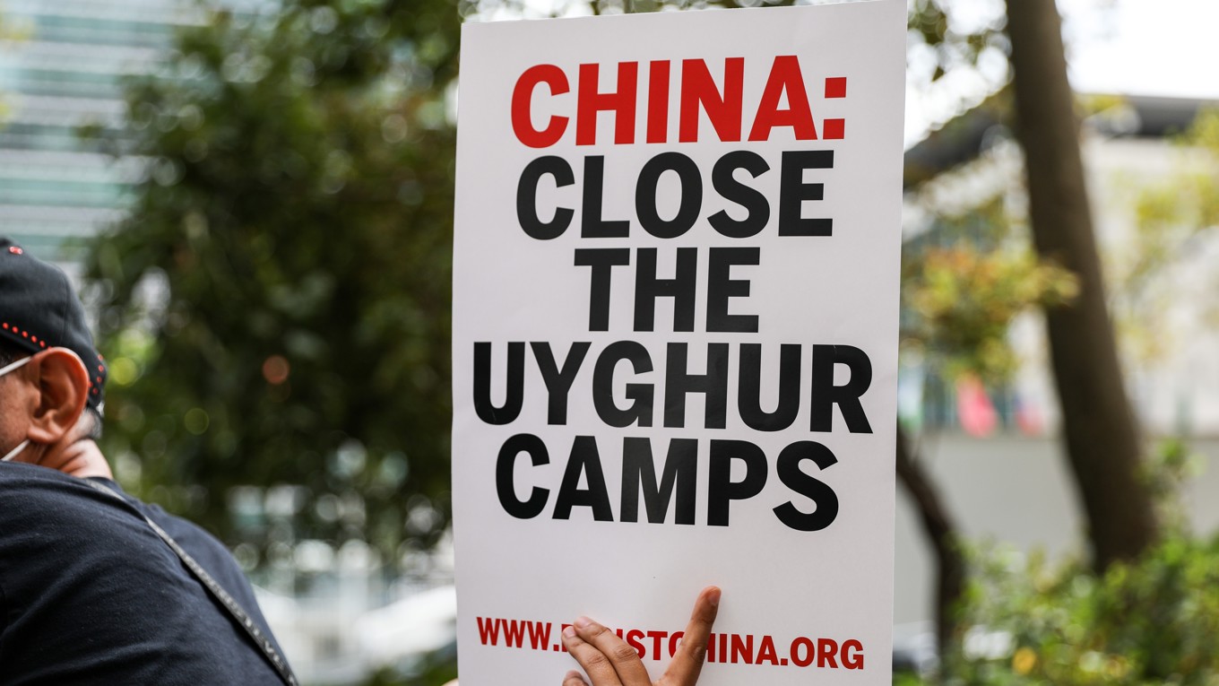 Tibetaner, uigurer, kazaker, Hongkongbor, sydmongoler, taiwaneser och kinesiska demokratiaktivister samlas framför FN:s huvudkontor i New York den 1 oktober 2020 för att uppmana regeringar att ta ställning mot det kinesiska kommunistpartiets förtryck av frihet, demokrati och mänskliga rättigheter. Foto: Samira Bouaou