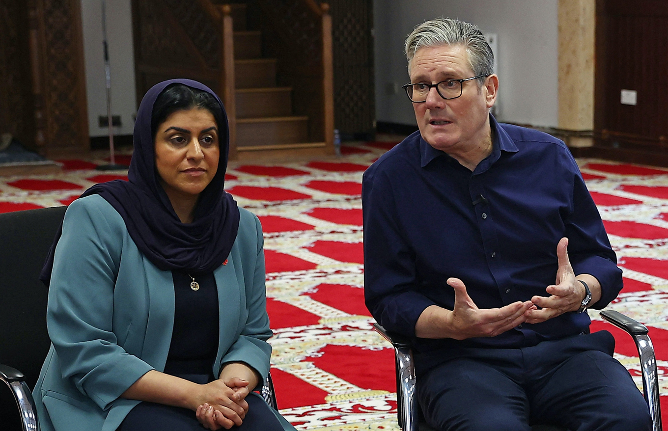 Storbritanniens inrikesminister Shabana Mahmood och premiärminister Keir Starmer. Foto: Peter Nicholls/POOL/AFP via Getty Images