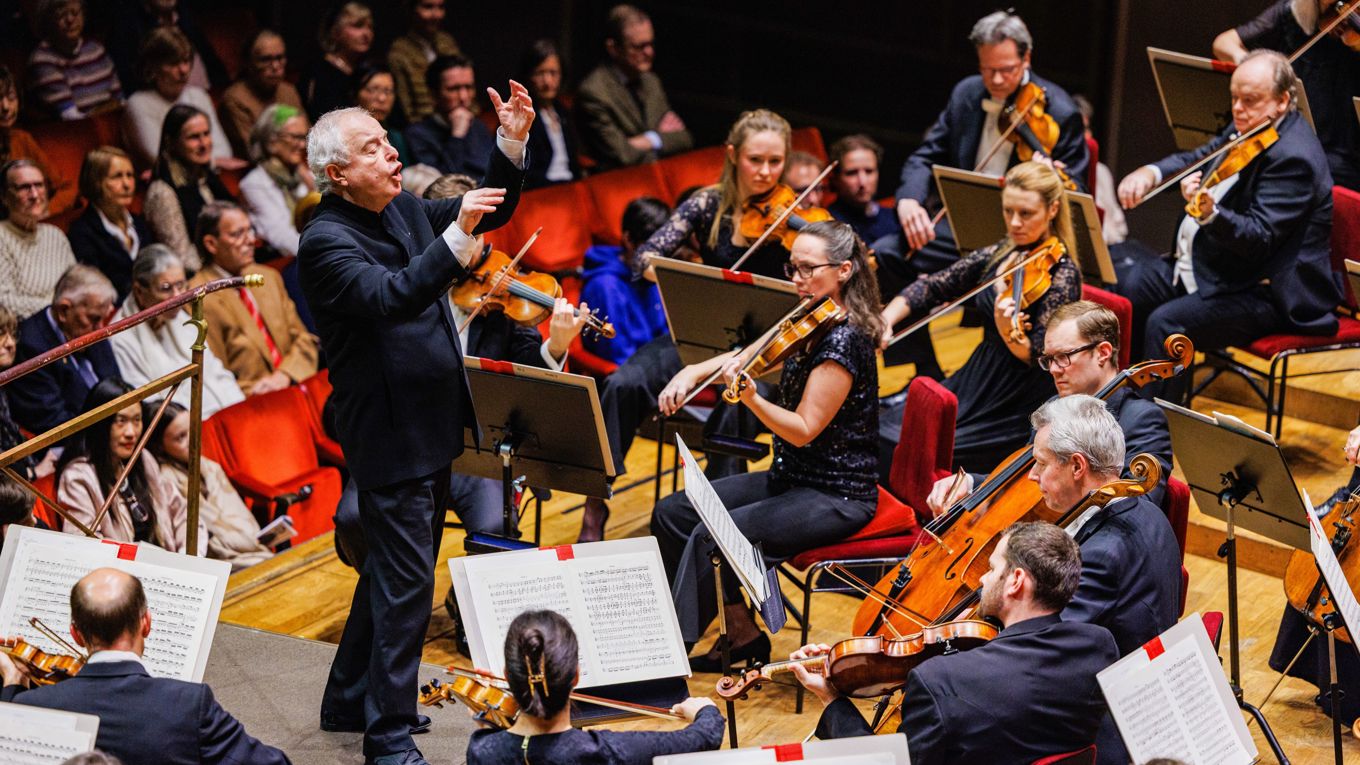 Kungliga Filharmonikerna under András Schiff framförde Robert Schumanns första symfoni, även kallad ”Vårsymfonin”.
Foto: Yanan Li