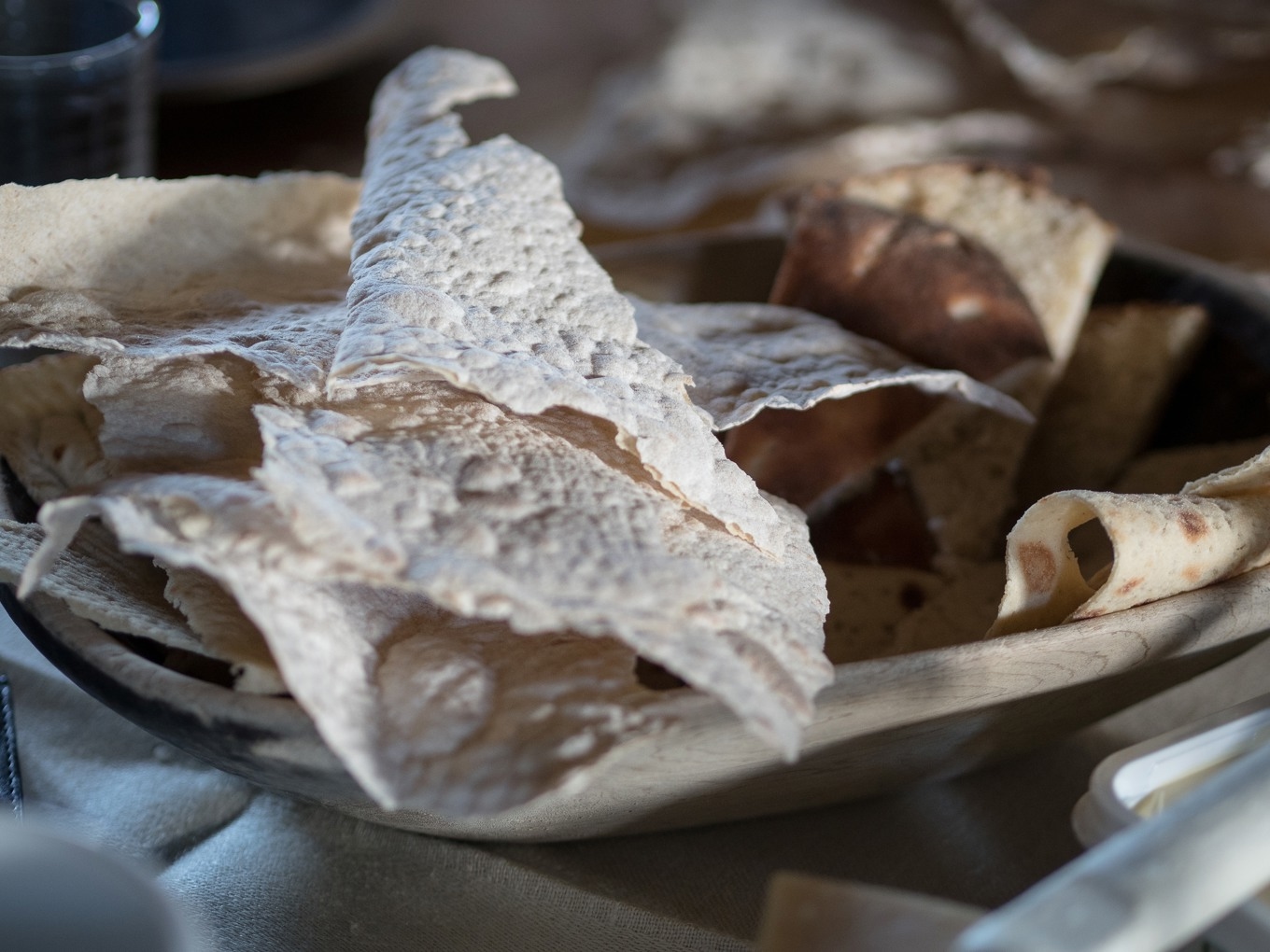 På hembygdsgården i Nössemark, Dalsland, bakas ett traditionellt tunnbröd på rostat havremjöl (skrädmjöl), salt och vatten. Foto: Olof Rosenius