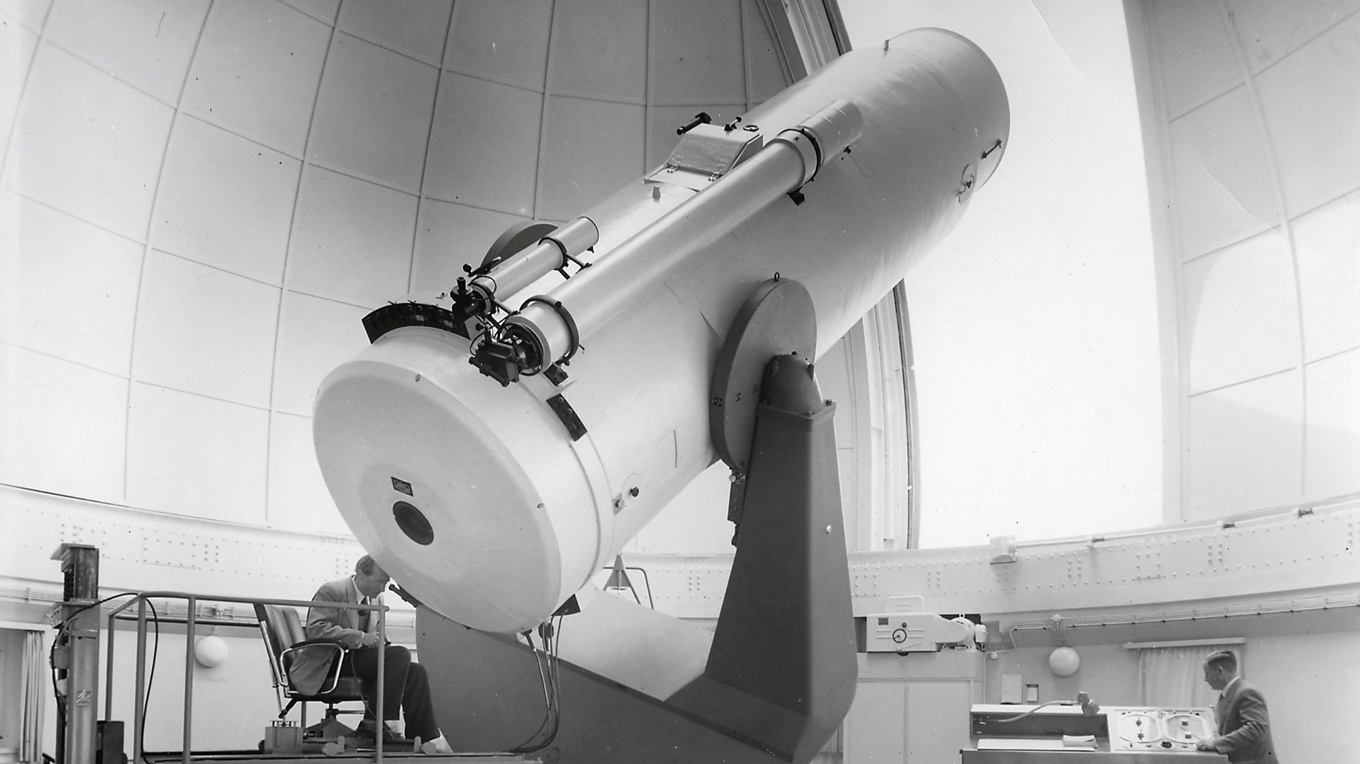 Det stora Schmidtteleskopet vid Hamburgobservatoriet i Bergedorf. Foto: Wilhelm Karl Ernst Dieckvoss, 1955. Foto: Hamburgobservatoriet i Bergedorf