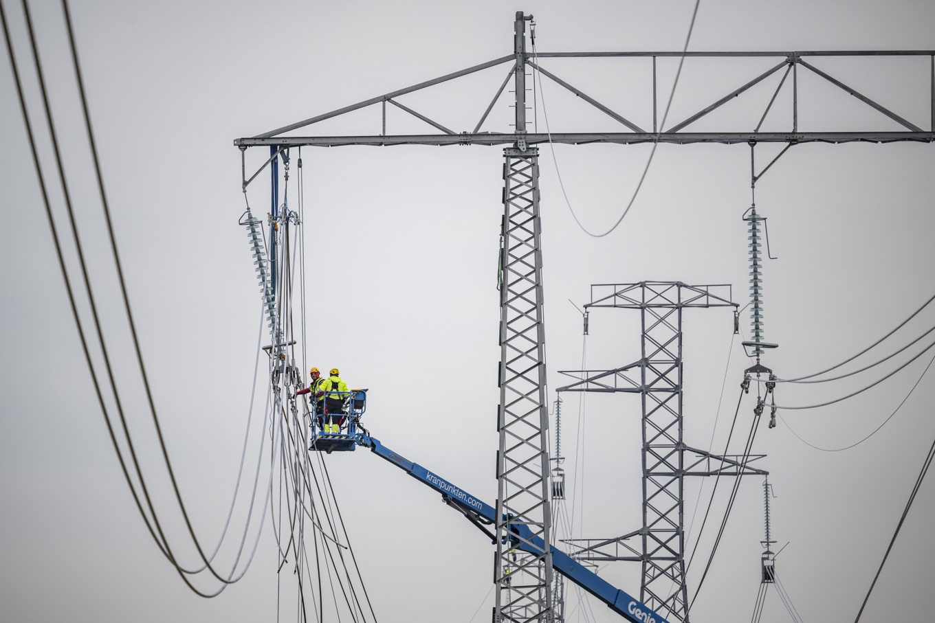 Montörer drar nya ledningar, men det är fortfarande trångt i näten Foto: Johan Nilsson/TT