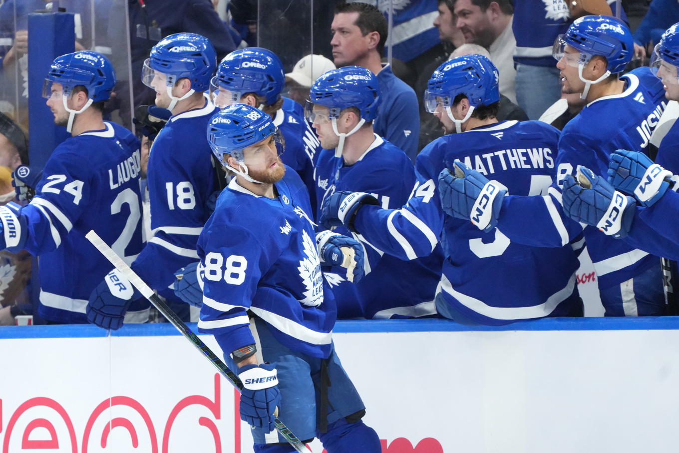 William Nylander (88) firar sitt första mål för matchen. Foto: Nathan Denette/The Canadian Press via AP/TT
