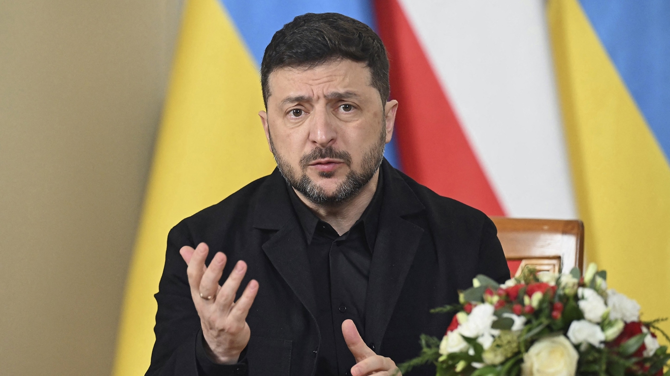 Ukrainas president Volodymyr Zelenskyj på besök i Polen den 19 december. Han har sagt sig vara redo för val om säkerheten kan garanteras.   Foto: Sergei Gapon/AFP via Getty Images