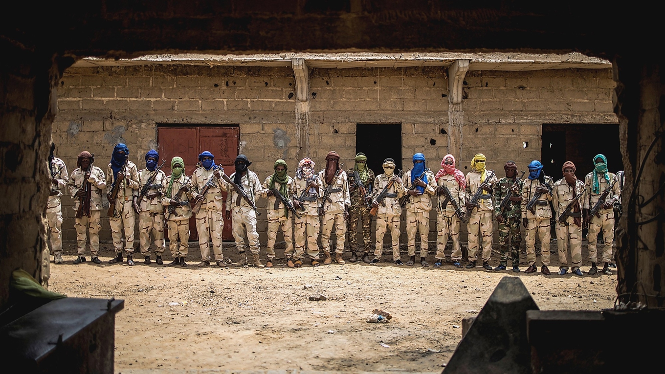 En grupp krigare från en fulanimilis i ett demobiliseringsläger i Sevare i Mali. Foto: Marco Longari/AFP via Getty Images