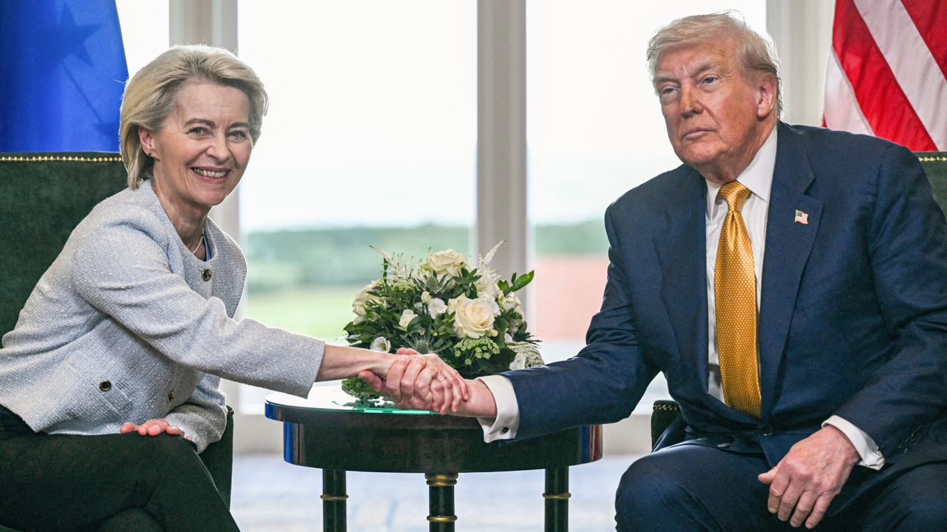 Obalanserna mellan USA:s fria och Europas överreglerade ekonomi blev under 2025 till slut uppenbara när EU bland annat tvingades lägga sig platt i tullförhandlingar med Donald Trump. Foto: Brendan Smialowski/AFP via Getty Images