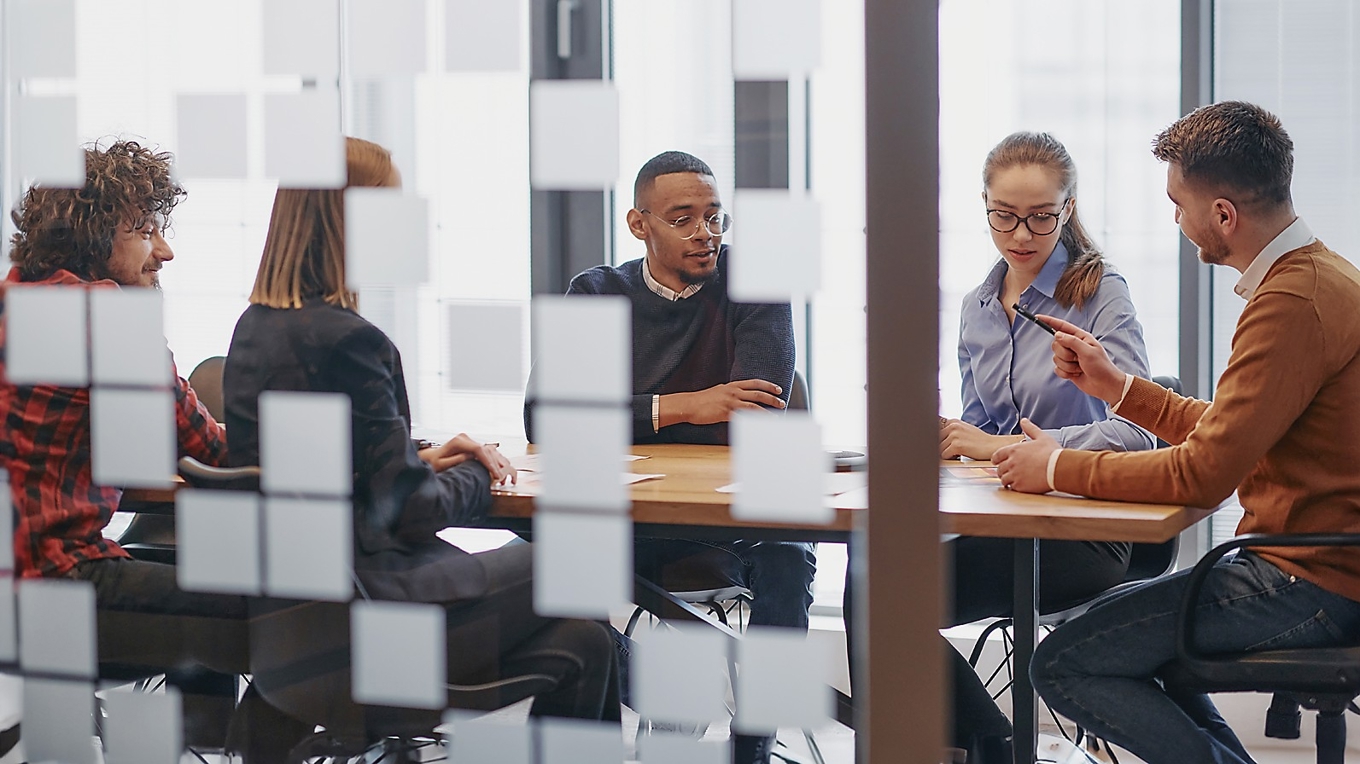 Förändring kräver mer än beslut och tempo. Hur ansvar tas och tillit byggs i vardagen avgör om människor vågar följa med när riktningen ändras. Foto: Shutterstock