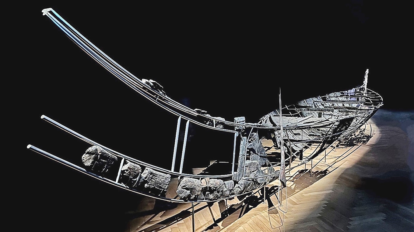 I undersökningen av föremålen har forskarna nu använt metoder som kol-14-datering, röntgen och spektrometriska tekniker. Hjortspringbåten finns utställd på Danmarks Nationalmuseum. Foto: Boel Bengtsson/PLOS One/CC BY 4.0