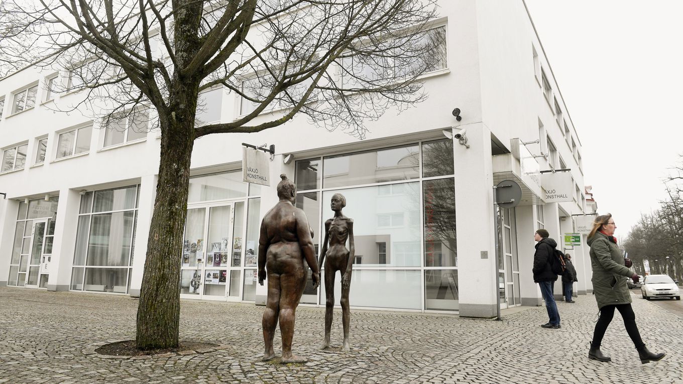 ”Jag tänker på mig själv” är en omdebatterad skulptur i brons av Marianne Lindberg De Geer som står utanför konsthallen i Växjö. Foto: Janerik Henriksson/TT