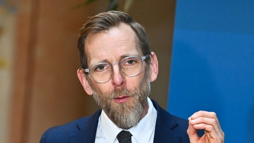 Idrottsminister Jakob Forssmed talar gärna om Fritidskortets betydelse. Epoch Times sportchef Jonas Arnesen hoppas att Forssmed och hans politikerkollegor under 2026 lyssnar på idrottens önskemål. Foto: Claudio Bresciani/TT