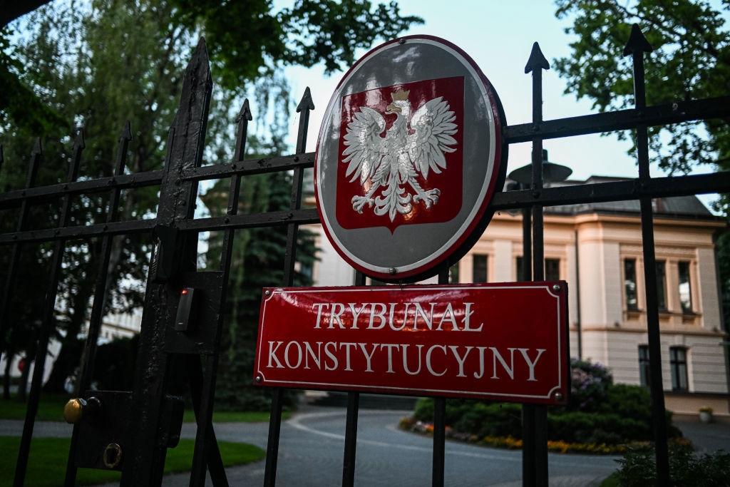 Ingången till Polens författningsdomstol i Warszawa. Författningsdomstolens beslut har nu lämnats till en lokal domstol för upplösning av kommunistpartiet. Foto:  Omar Marques/Getty Images