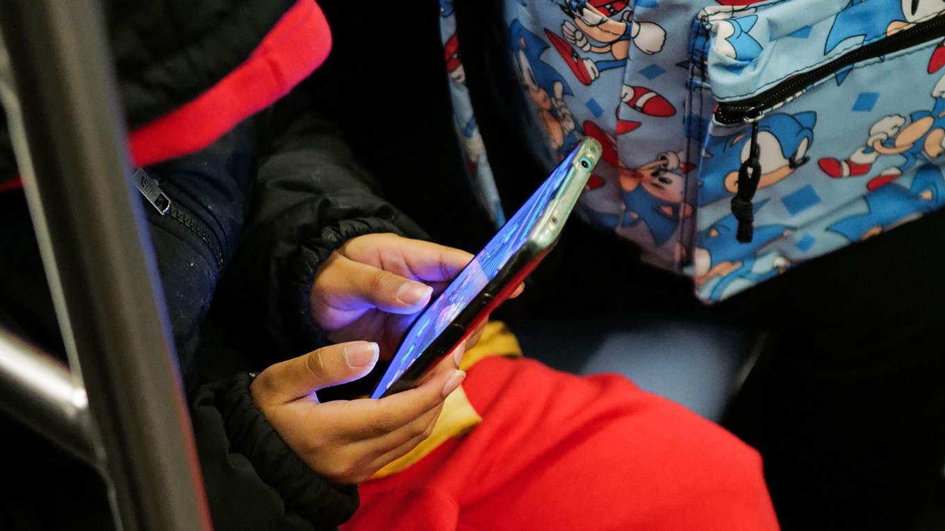 Nästa år väntas ett förbud mot mobil i klassrummen i Chile träda i kraft. Foto: Charly Triballeau/AFP via Getty Images