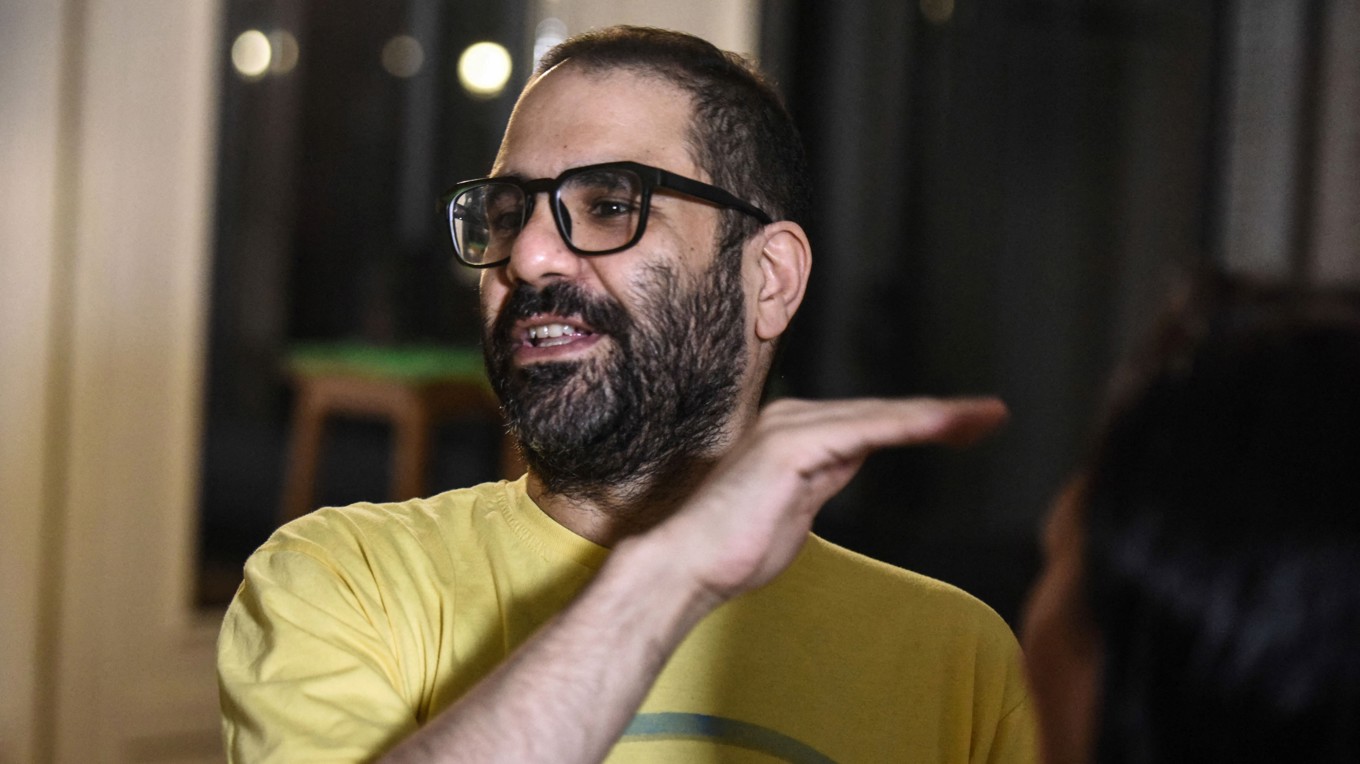 Den brittisk-egyptiske aktivisten Alaa Abdel Fattah den 23 september efter att ha frigivits från ett fängelse i Kairo. Foto: Mohamed el-Raai/AFP via Getty Images