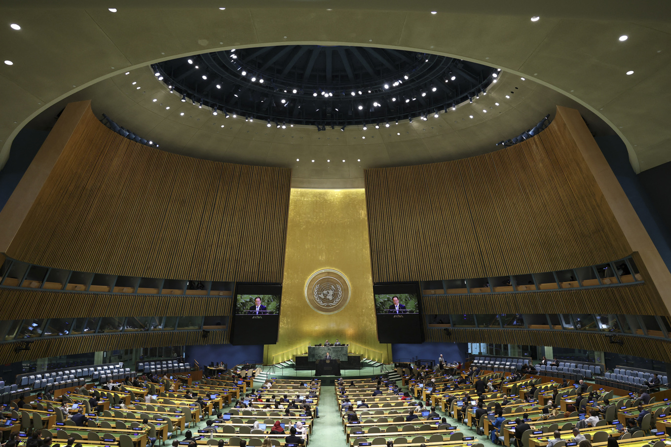 FN:s generalförsamling i högkvarteret i New York. Organisationen skär nu ner kraftigt på både ekonomi och personal. Foto: Angela Weiss/AFP via Getty Images