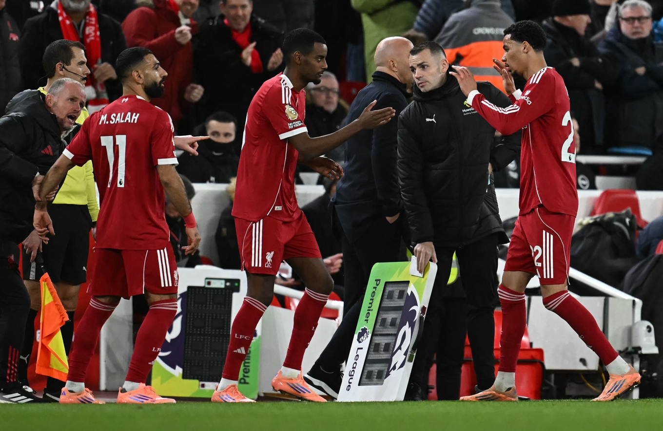 Mohammad Salah ser på medan Alexander Isak byts in i matchen mellan Liverpool och Brighton på Anfield Road, som slutade 2–0 till hemmalaget. Foto: Paul Ellis / AFP via Getty Images