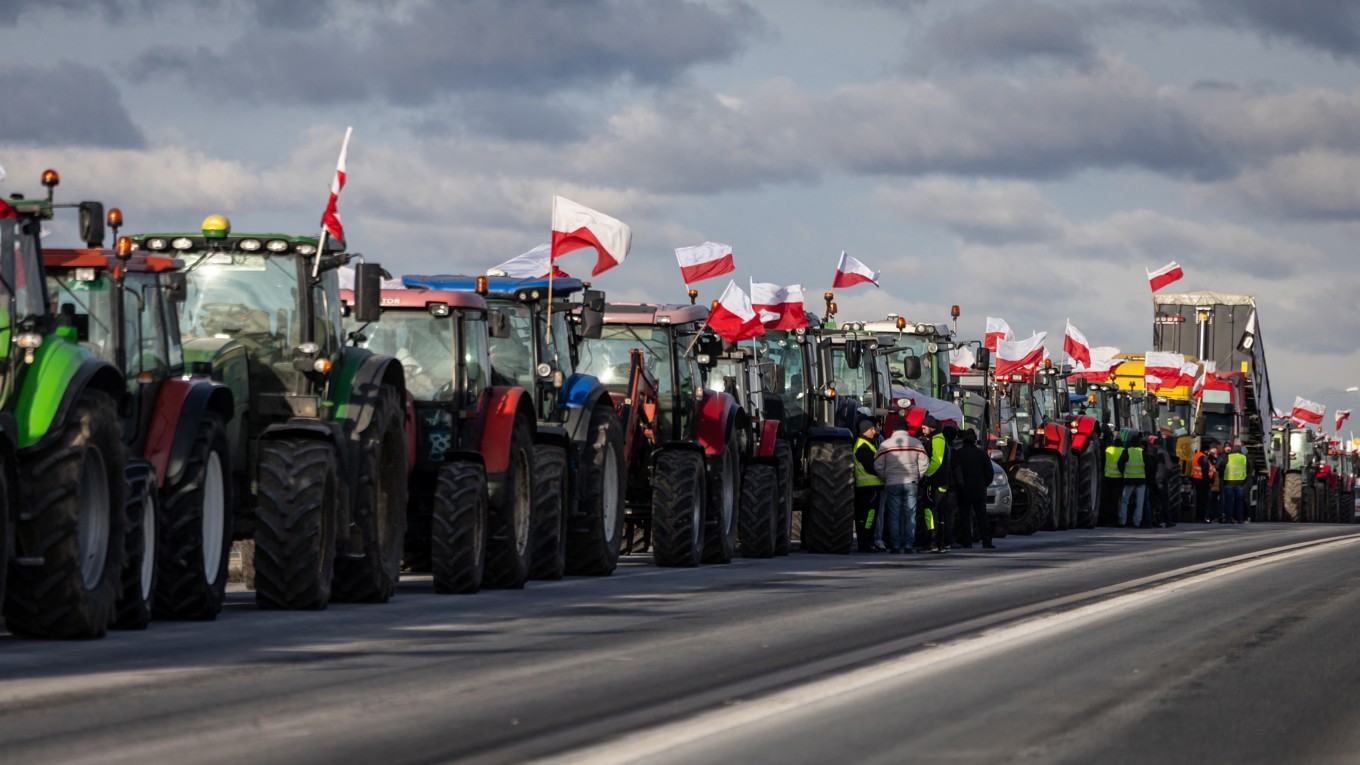 Polska bönder i närheten av staden Wiskitki den 30 december. Foto: Wojtek Radwanski/AFP via Getty Images