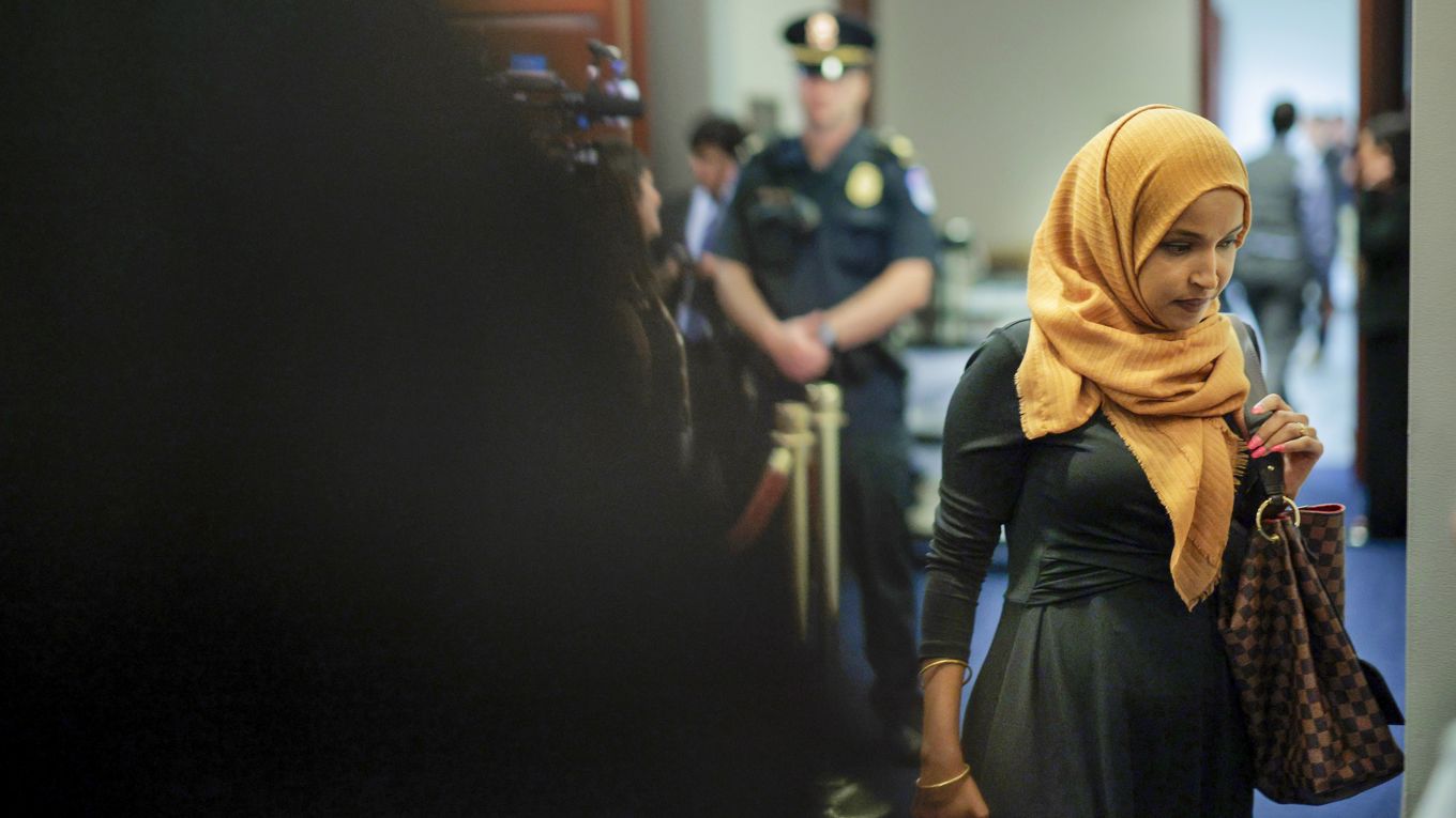 Informella bedrägerimisstankar riktas nu även mot kongressledamoten Ilhan Omar. Foto: Chip Somodevilla/Getty Images