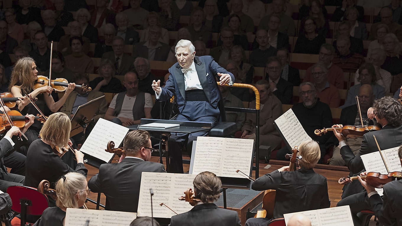 Herbert Blomstedt är en eftertraktad dirigent. Nu tolkar han Brahms tillsammans med Norrköpings Symfoniorkester. Foto: Arne Hyckenberg/Norrköpings Symfoniorkester