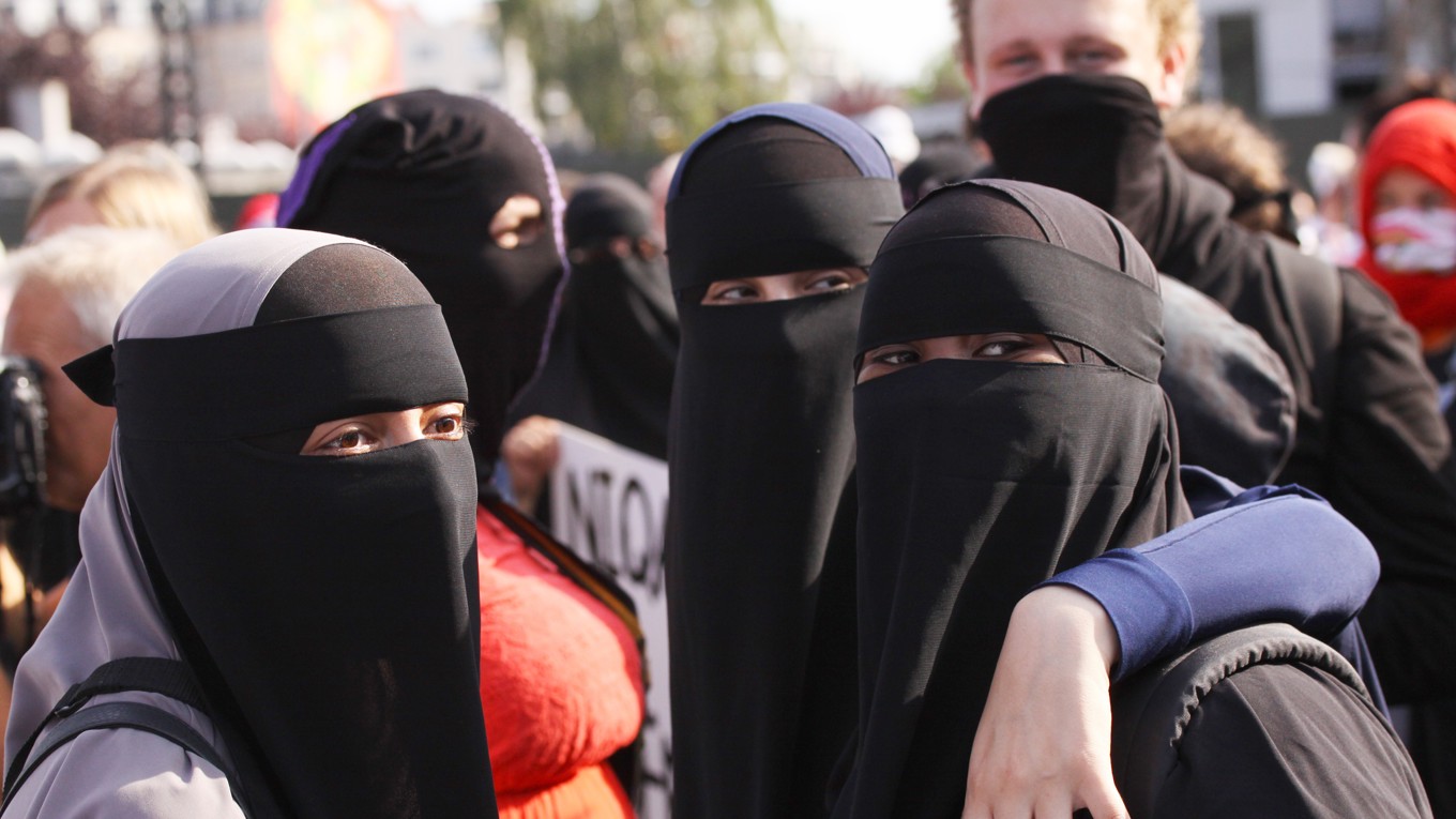 Frågan om burkaförbud har åter blivit aktuell i Sverige. Bland annat vill Kristdemokraterna att klädesplagget förbjuds på offentliga platser. Foto: Ole Schwander/Shutterstock