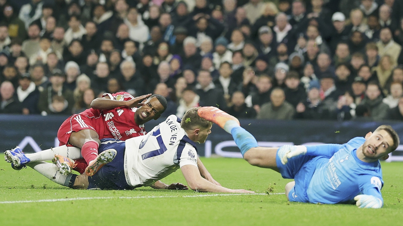 Det ser mycket mörkt ut för Alexander Isak. Experten Andreas Blom befarar att svensken kan bli borta en väldigt lång tid. Foto: Ian Walton/AP/TT
