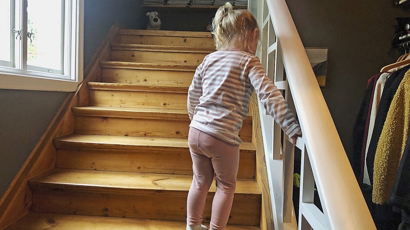 En trappa innebär en möjlighet att enkelt ta sig mot nya upplevelser, tycker barnbarnet. Foto: Arne Nilsson