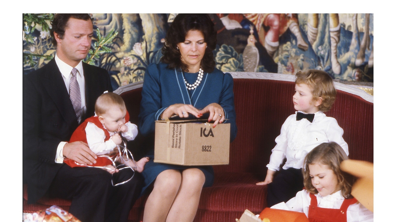 Kungafamiljens julfirande på Drott­ningholm har i flera publicerade hovreportage beskrivits som oväntat likt många andra svenska familjers, och ett av de mest omtalade inslagen är att de även där ser Kalle Anka klockan tre. Foto: TT BILD