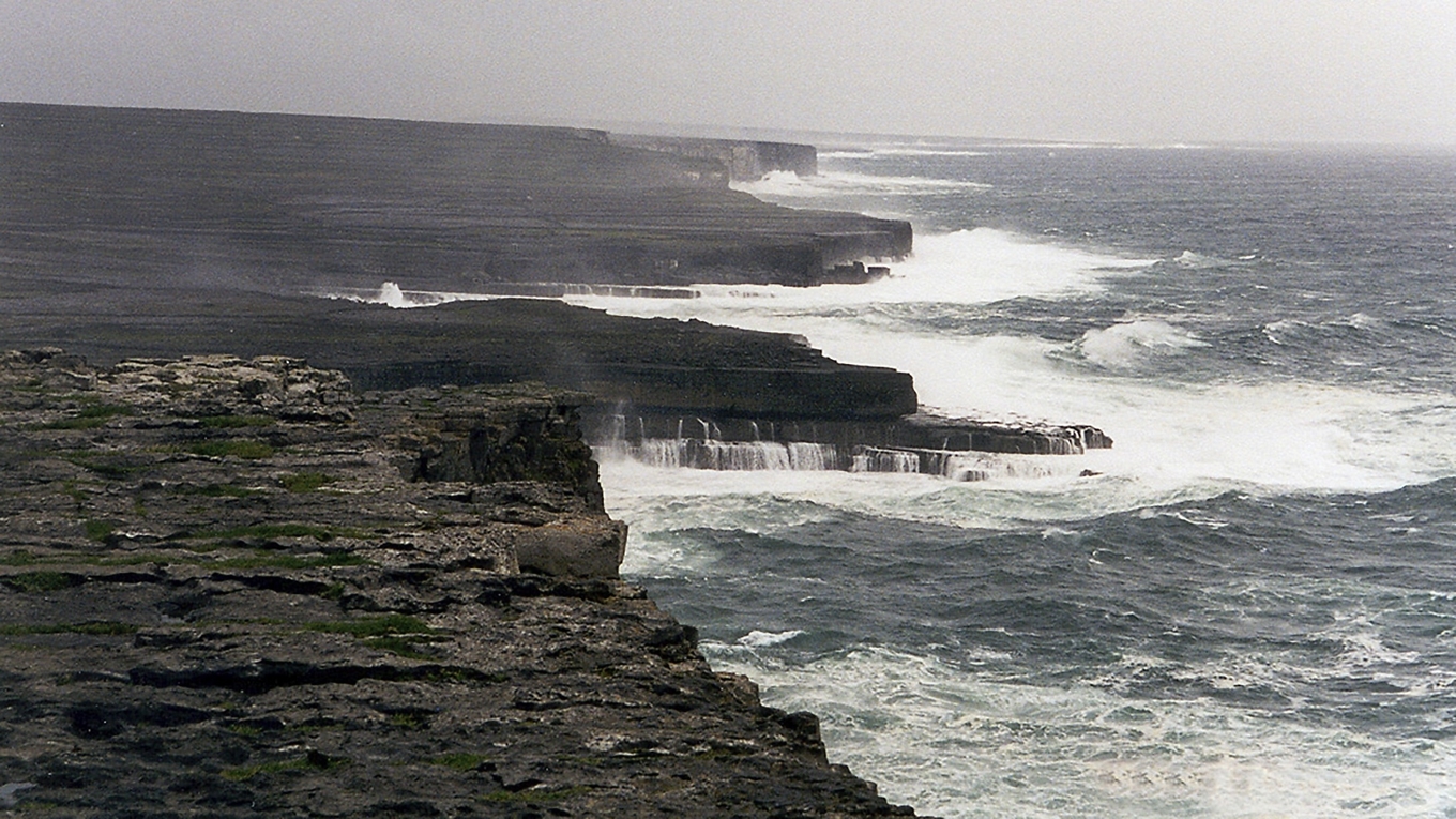 Aranöarnas dramatiska naturgeografi. Fotografi från Inishmore. Foto: Pixie/Wikimedia Commons