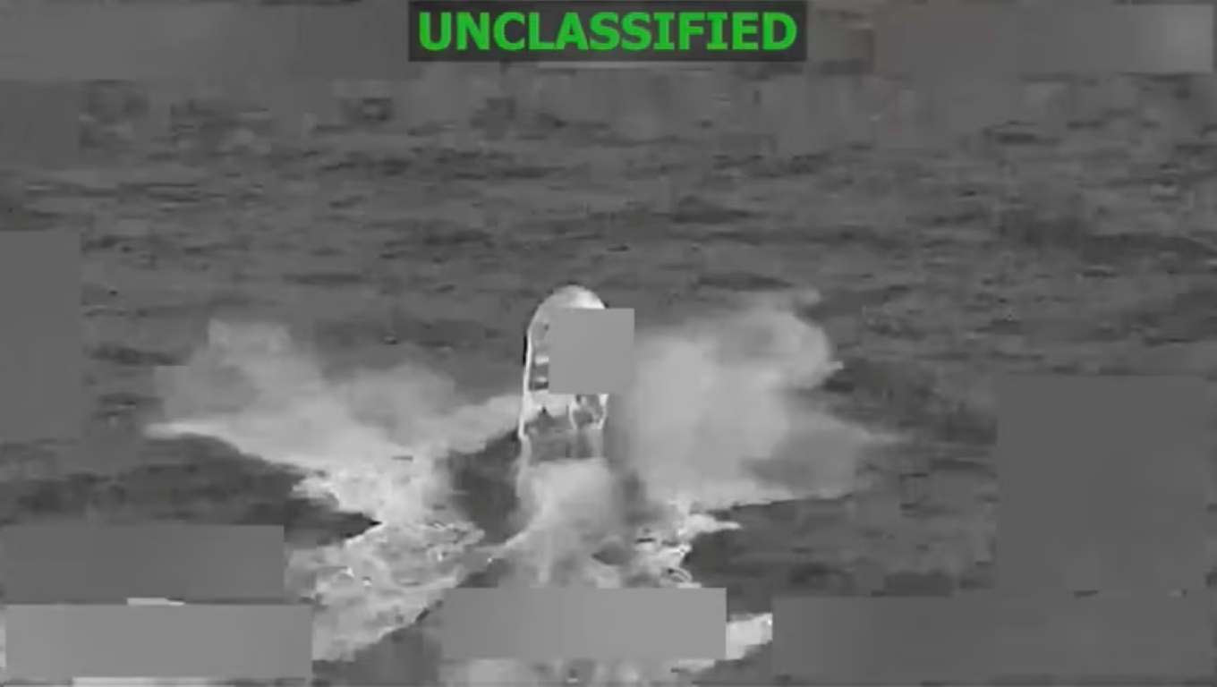 En båt i Stilla havet attackeras av den amerikanska militären. Foto: Skärmdump/US Southern Command