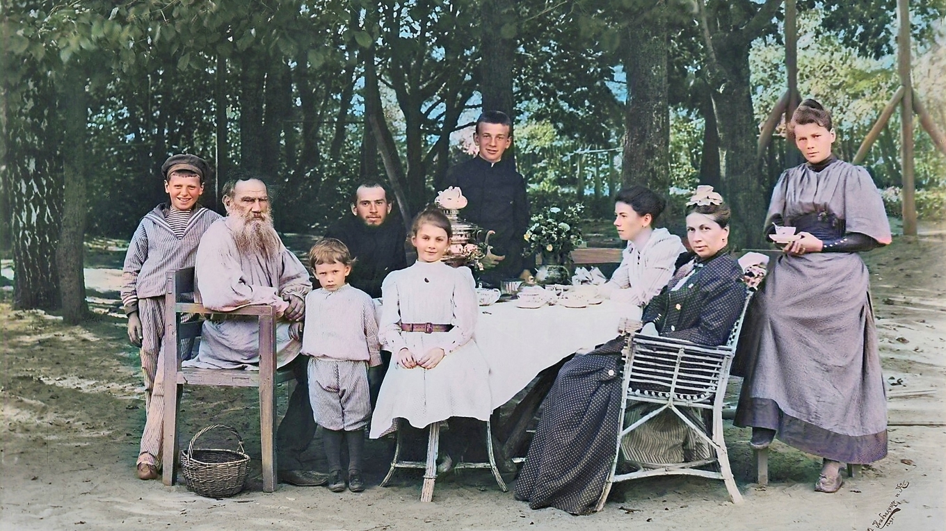 Leo Tolstoj, med fru och sju barn. Året är 1892. Färglagt fotografi. Foto: Wikimedia Commons