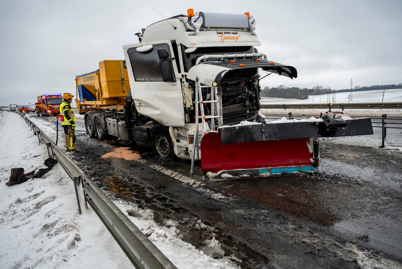En plogbil fattade eld på E65 utanför Skurup, och det orsakar stopp i trafiken mellan Malmö och Ystad. Foto: Johan Nilsson / TT