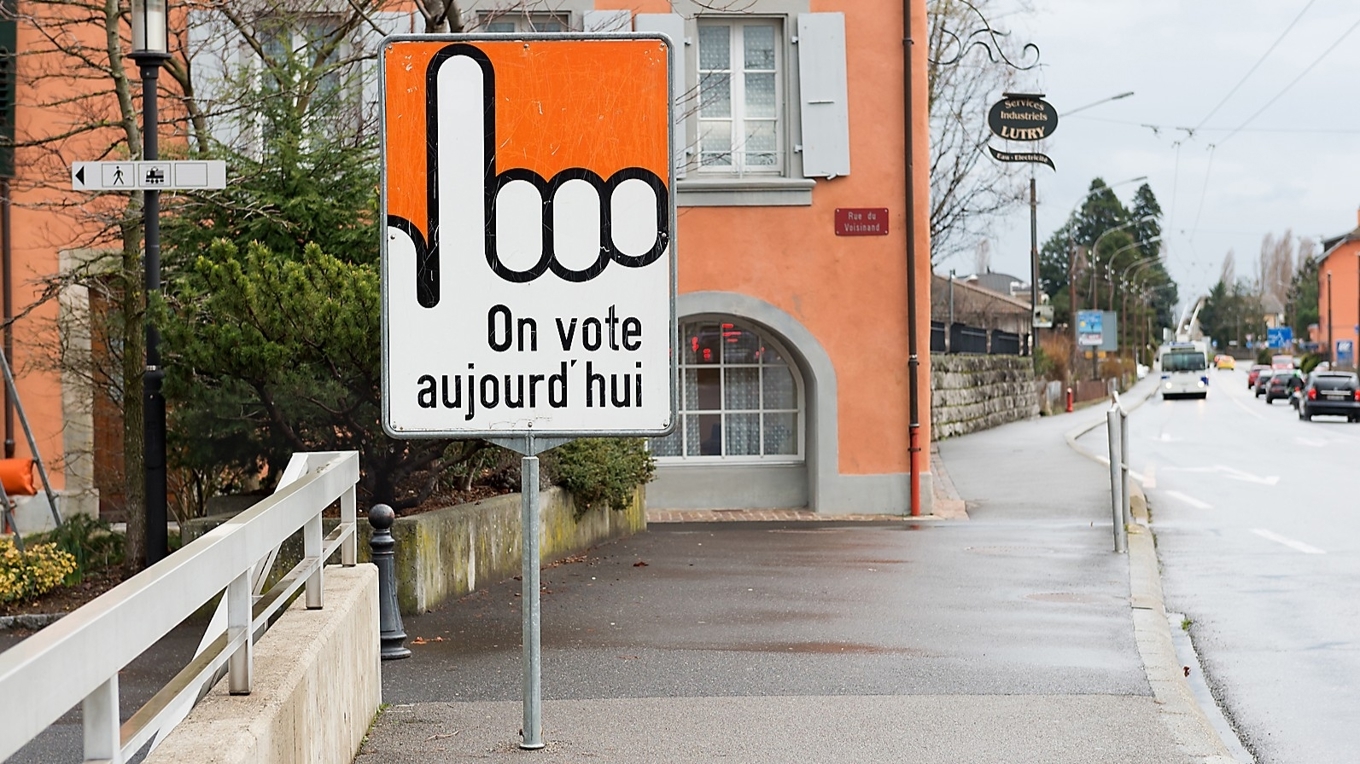 Folkomröstningar gör det möjligt för medborgarna i Schweiz att direkt påverka politiska beslut, även om regeringen och parlamentet är emot ett förslag. Foto: Anna Nahabed/Shutterstock