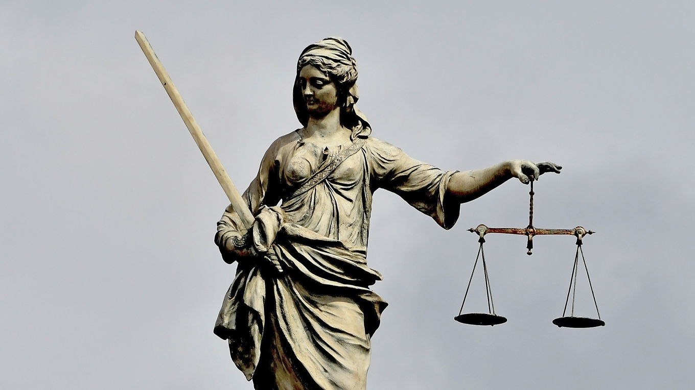 Rättvisan väger intressen, men svärdet visar att staten alltid tar ställning. Foto: Alejandro Pohlenz